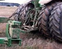 Un nene de 2 años se cayó del tractor que manejaba su papá y fue aplastado por las rueda