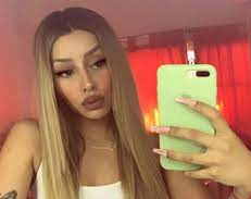 La mujer de L-Gante mostró en Instagram su lápiz labial con forma de pene