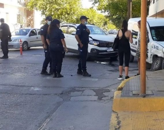 En el centro, una SUV chocó y mandó a la vereda a un patrullero