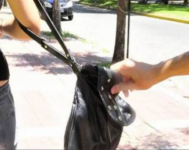 Un motochorro intentó sacarle la cartera a una joven y la arrastró por la calle
