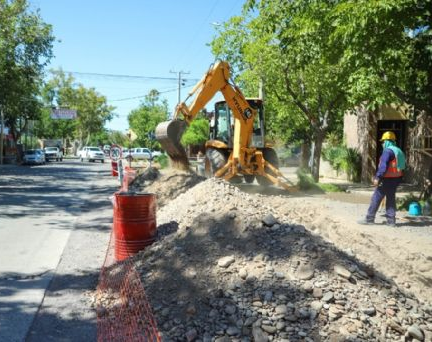 OSSE: Nuevamente se rompió un caño en la recién pavimentada calle Urquiza