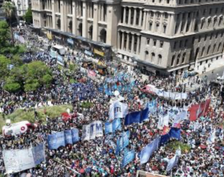 La CGT y organizaciones sociales protestaron en Tribunales contra el DNU de Milei