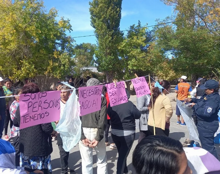 En Sarmiento, cortaron una calle porque consumen agua contaminada