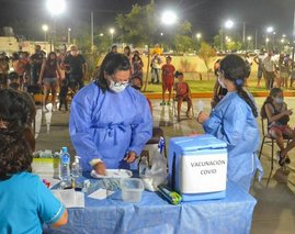 En la primera noche del operativo de vacunación se colocaron más de 500 dosis. 