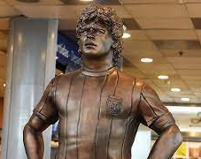 En Ezeiza, una impresionante estatua de Maradona recibirá a los turistas
