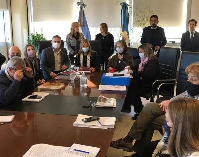 Gremios y gobierno acordaron la mejora salarial y descontarán los paros desde el lunes