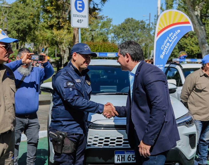 Orrego presentó la nueva flota de móviles comunales de Santa Lucía para fortalecer el servicio a los vecinos