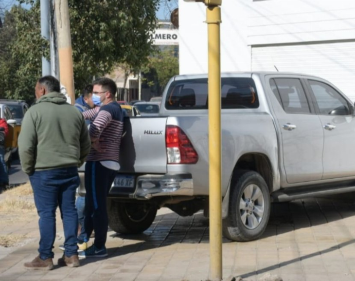 Chocaron una Toyota contra una pared pero salieron ilesos