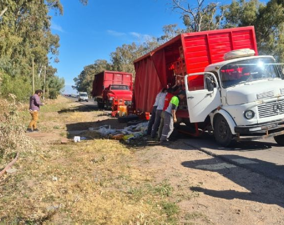 Inédito: ¡Volcó un camión con gaseosas en la ruta 20 y nadie se llevó nada!
