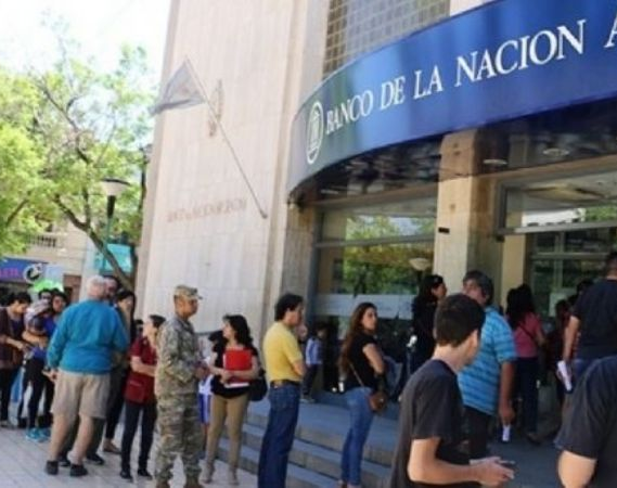 Los bancarios acordaron un aumento salarial del 29 %