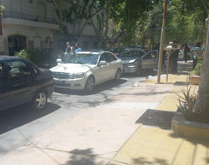 Un chico terminó golpeado luego de un choque en cadena en hora pico
