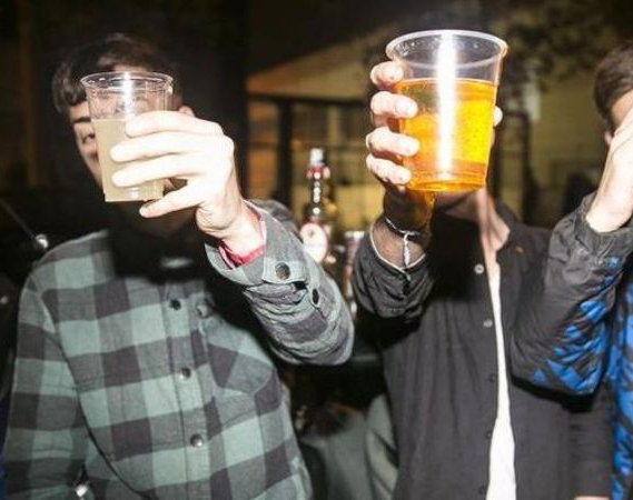 Una chica de 15 años terminó intoxicada en urgencias y creen que le metieron droga