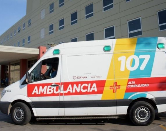 Una bebé terminó en el hospital tras chocas con sus padres en moto