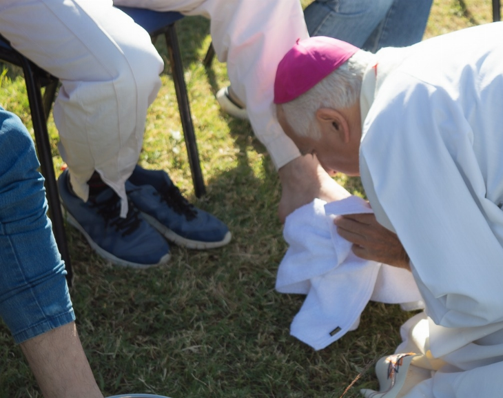 Penal de Chimbas: Monseñor Lozano lavó los pies de 12 personas 