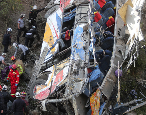 Un colectivo peruano cayó al vacío: Hay 29 muertos y decenas de heridos