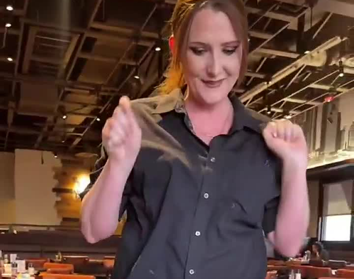Viral: obligó a la mesera a jugar para ganarse la propina