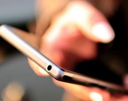 Le arrebató el celular a un mozo y fue atrapado
