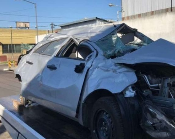 En el Encón, volcó y destruyó su auto pero salió totalmente ileso