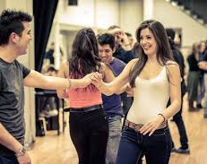 Dictarán cursos de salsa y bachata gratis en un departamento 