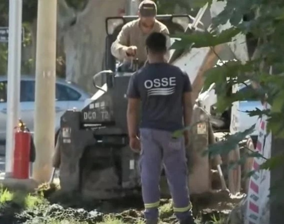 Por error, OSSE rompió un caño de gas y generó pánico en Capital