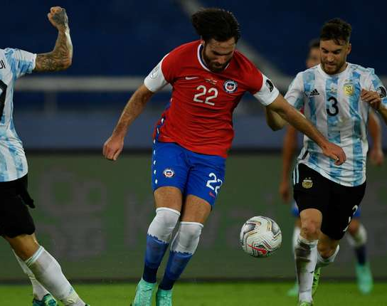 Sin Messi ni Scaloni, Argentina se mide en la altura ante Chile