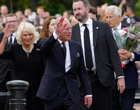El rey Carlos y la familia real participaron de la misa por la Isabel II
