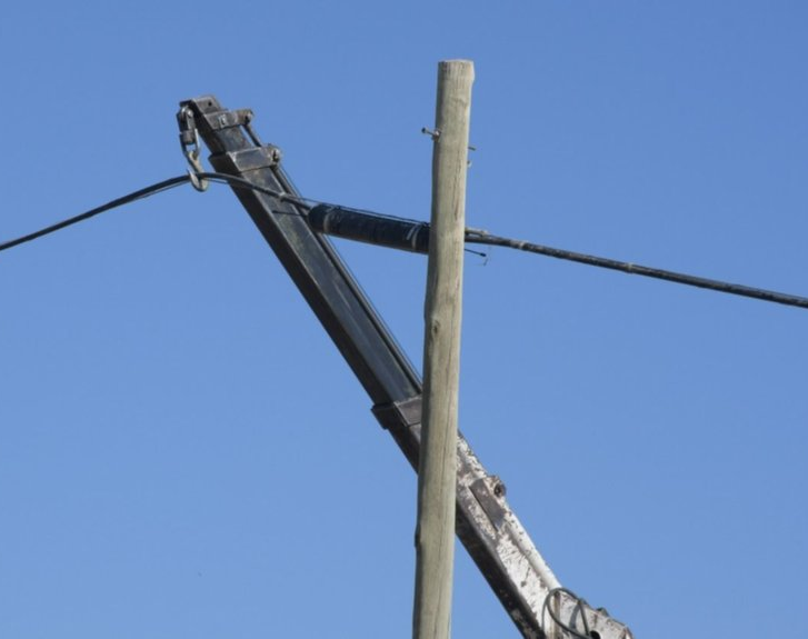 Alarma en Rawson: Incendio por caída de postes de luz y locura vecinal