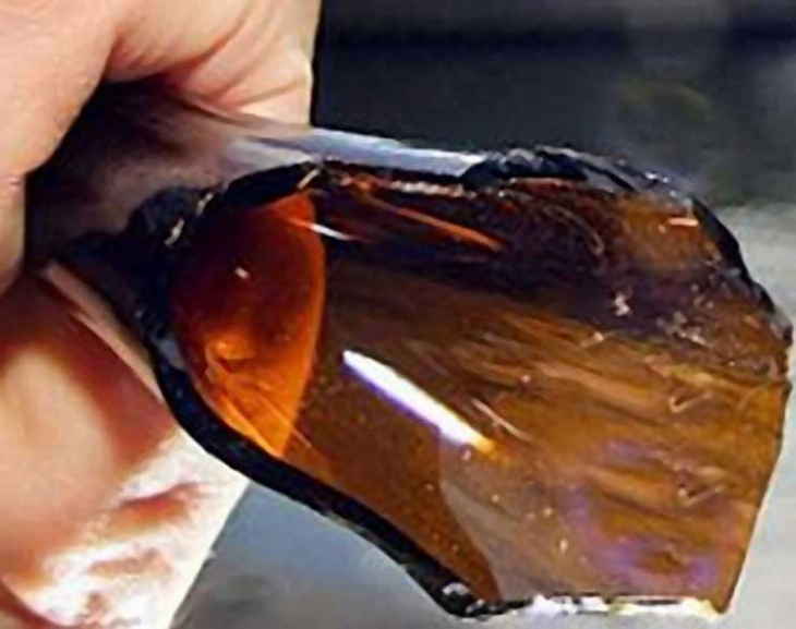 Volvió de bailar y su novia le rompió una botella en la cabeza