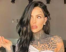 Cande Tinelli continúa borrándose tatuajes y ahora se mejora la piel