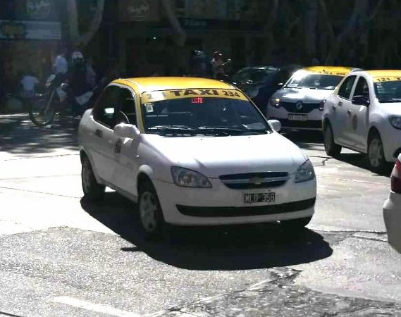 Demoras en San Juan para conseguir taxis y remises y piden denunciar sobreprecios