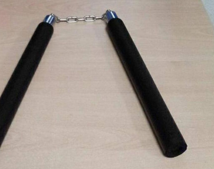Viendo Cobra Kai: se drogó y se atrincheró en su casa con un nunchaku