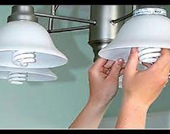 Cambiaba un foco en su casa y se electrocutó 