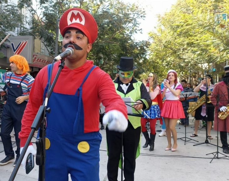 El Chavo del 8, Mario Bros y la Banda de la Policía hicieron bailar a los chicos