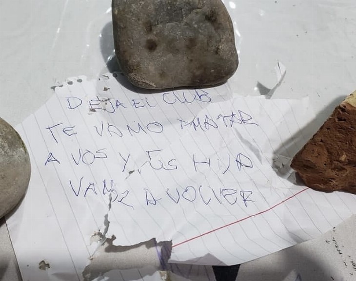 Atentaron contra la casa del presidente de un club y lo amenazaron de muerte  
