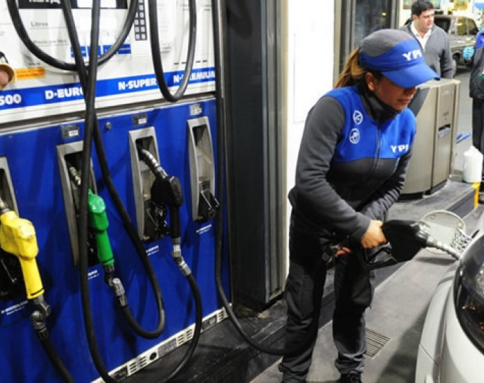 YPF todavía no aumenta los combustibles, pero en la noche podrían subir