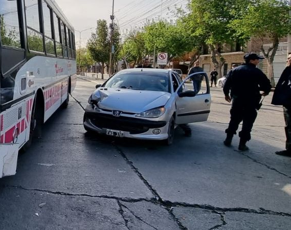Otro accidente en la trágica esquina céntrica: esta vez chocaron un auto y un colectivo