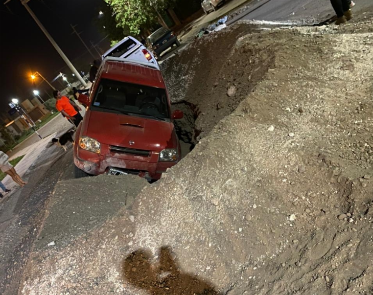 Una camioneta quedó hundida por un pozo en Rawson
