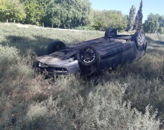 Ruta 20: un vuelco dejó a dos jóvenes heridos en el hospital
