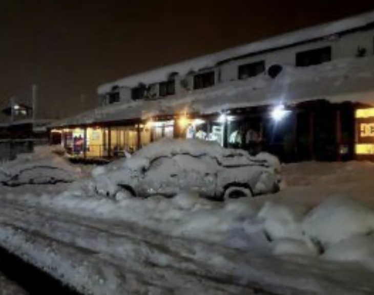 Críticas nevadas en Neuquén: Gendarmería asiste a pobladores y vehículos