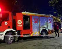 Se incendió una camioneta y la galería de una casa