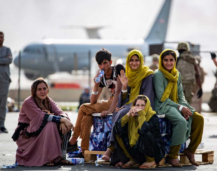 Los talibanes prohiben a los afganos llegar al aeropuerto de Kabul 