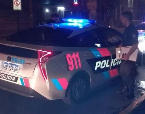 Un policía internó a su mujer a golpes porque ella le revisó el teléfono