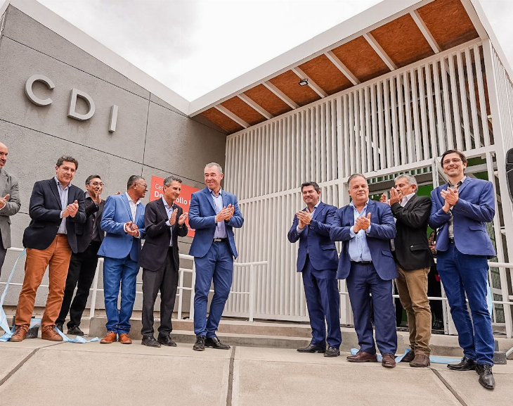 Orrego inauguró obras clave para los vecinos y entregó computadoras a maestros y estudiantes