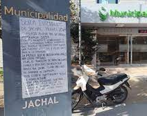 Empapelaron el edificio municipal reclamando por ruidos molestos 