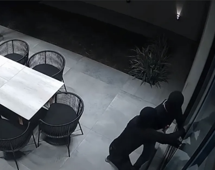 En pleno brindis un grupo de delincuentes encapuchados entraron a robar en Santa Lucía 