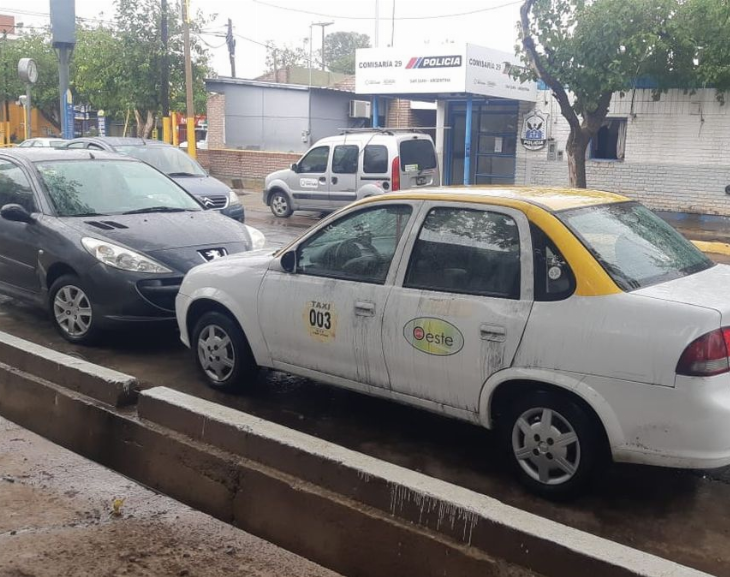 Un "poliladron" y dos cómplices asaltaron a una mujer y huyeron