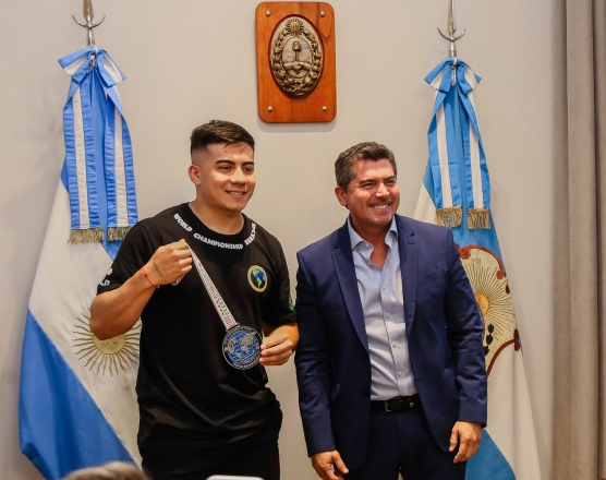 El gobernador Orrego recibió a Santiago Flores, campeón mundial de Powerlifting