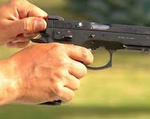 Un anciano amenazó de muerte a su esposa a punta de pistola en Rawson