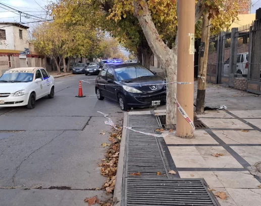 Fatal accidente en Capital: conducía un Peugeot, se descompensó y terminó sin vida