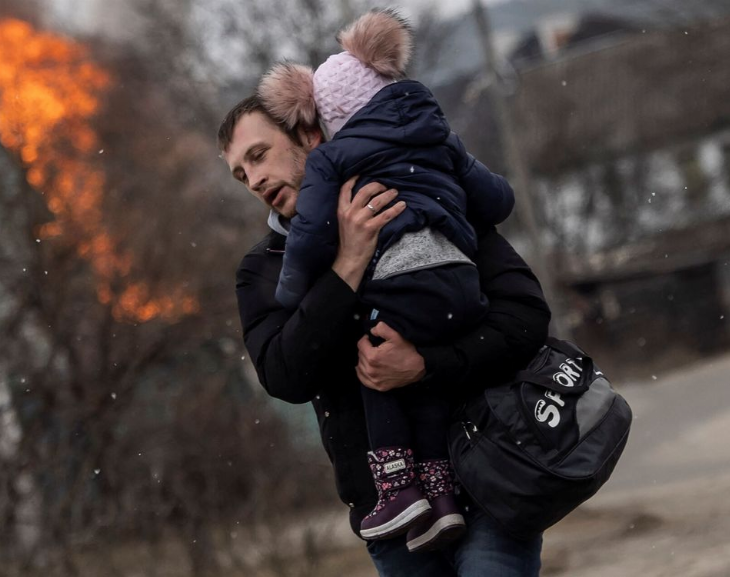 Dramática evacuación de civiles en Irpin en medio de los bombardeos rusos
